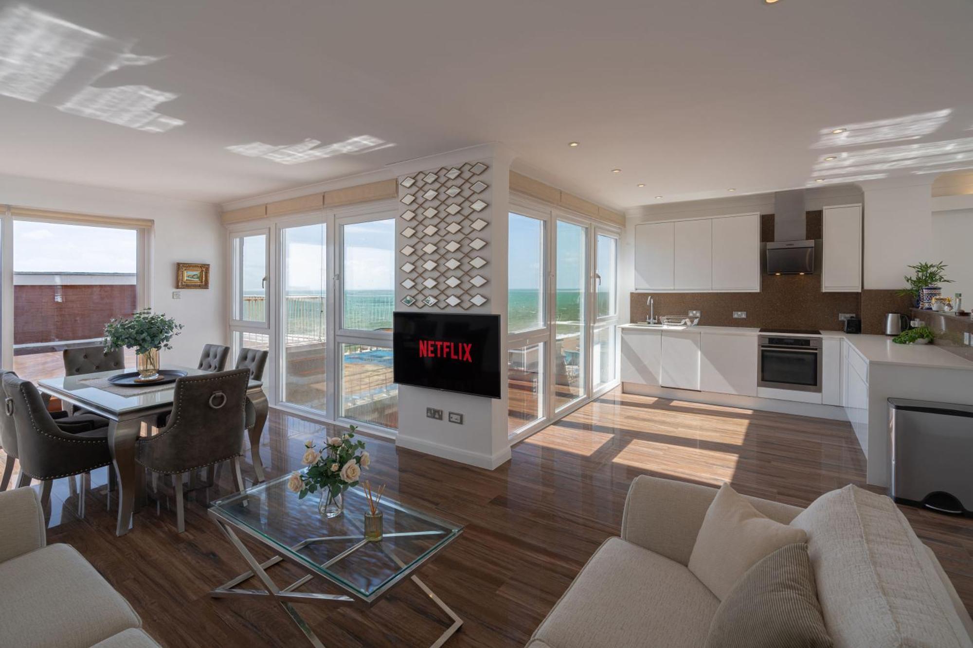 Penthouse Paradise: Beachfront Luxury with Spa & Rooftop Views Brighton Exterior photo